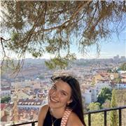 Estudiante de medicina imparte clase de biología o inglés